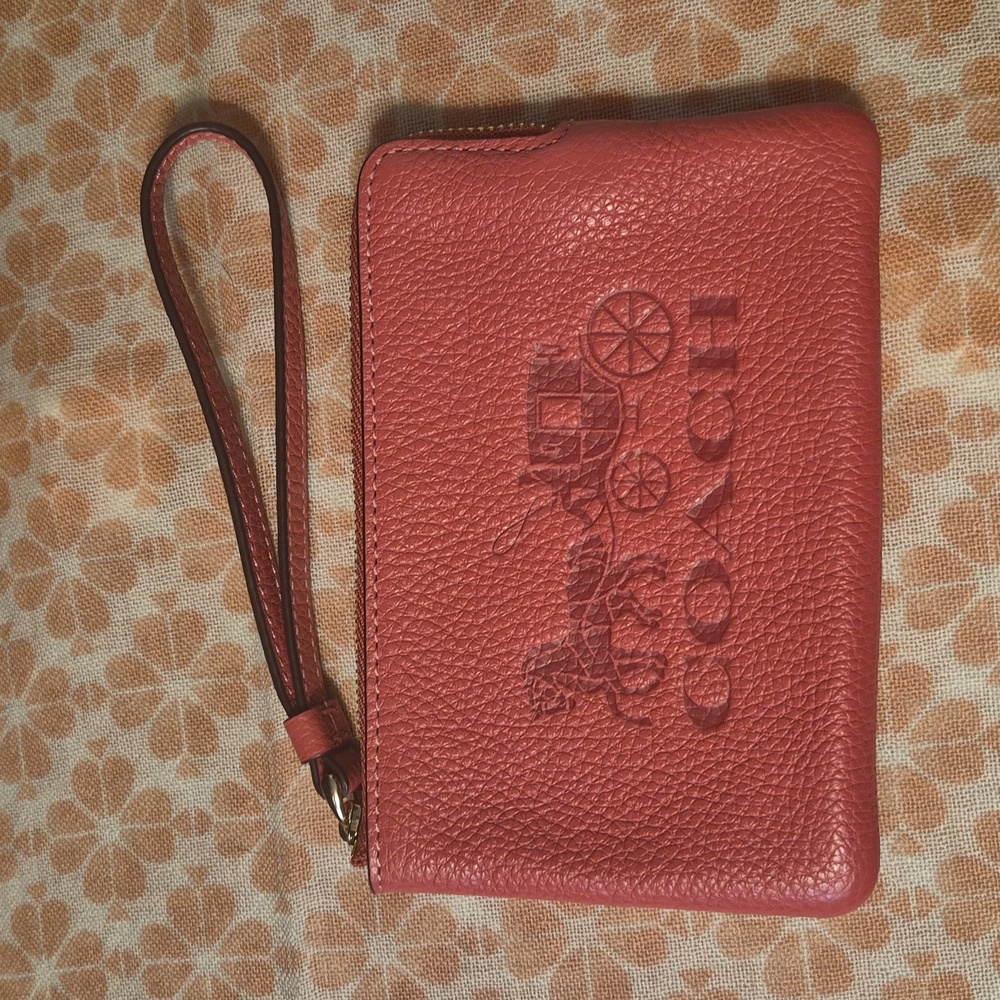COACH 💘 HORSE & CARRIAGE EMBOSSED PEBBLED LEATHER WRISTLET 🍓 BERRY PINK💘 NWoT